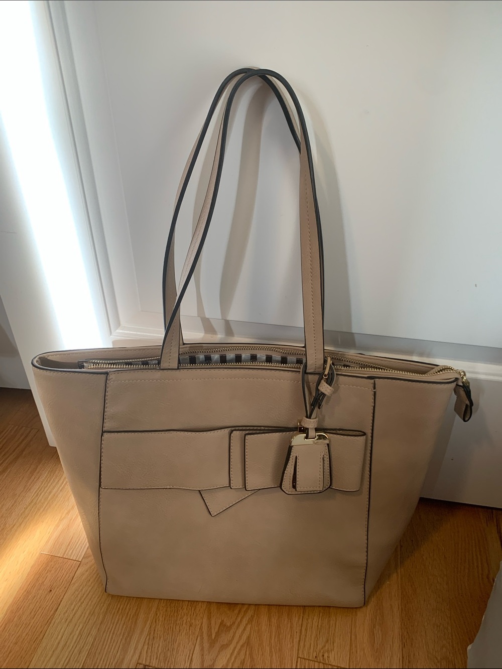 La Diva Beige Leather Tote with Bow Accent